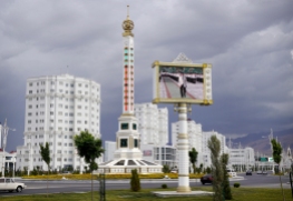 Un termómetro gigante y una pantalla que muestra todo el día videos de ceremonias oficiales en el centro de Ashgabat.