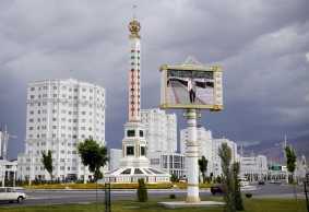 Un termómetro gigante y una pantalla que muestra todo el día videos de ceremonias oficiales en el centro de Ashgabat.