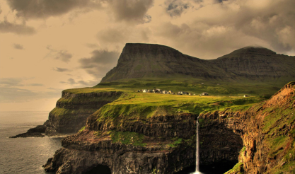 Pueblo Gásadalur, Islas Faroe. Viven sólo 16 personas en el pueblo. Foto por Gareth Codd