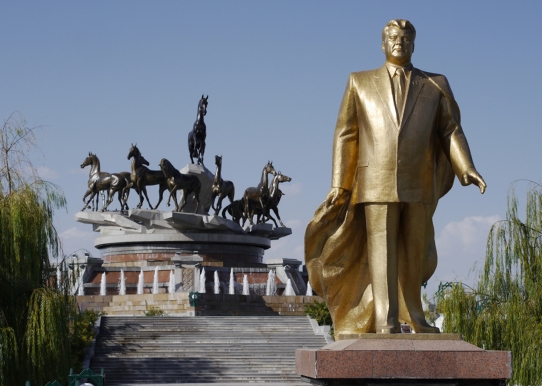 Estatua de Saparmurat Niyazov, "Presidente Eterno" (aunque ya fallecido) de Turkmenistán.