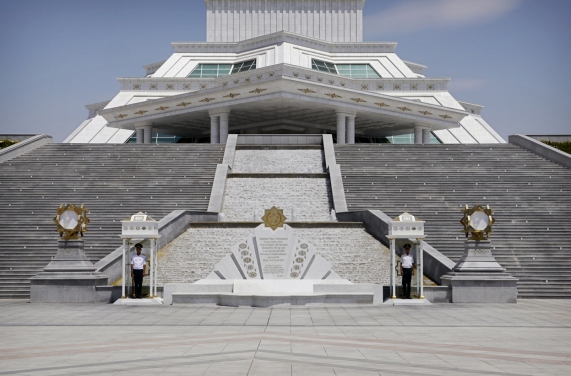 La base del monumento a la Consitución en Ashgabat.