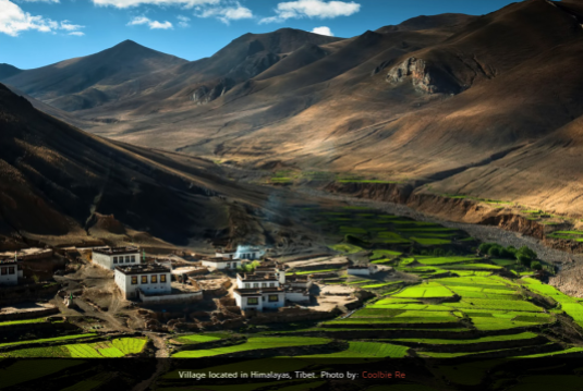 Pueblo en la cordillera del Himalaya, Tibet. Foto por Coolbie Re